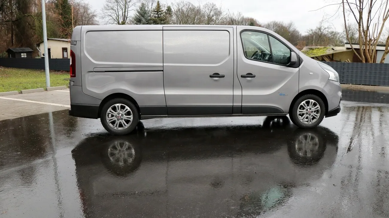 Seitenansicht des silbernen Fiat Talento Kastenwagen SX.